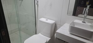 Haartrockner, Handtücher, Seife, Toilettenpapier