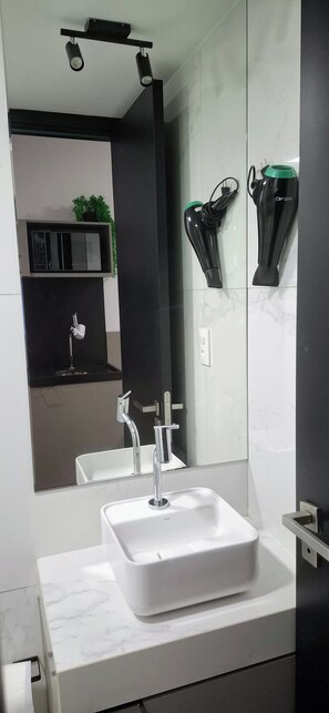Hair dryer, towels, soap, toilet paper - Apartment in Tambaú | Move | 400m from the beach and with a rooftop pool (João Pessoa)
