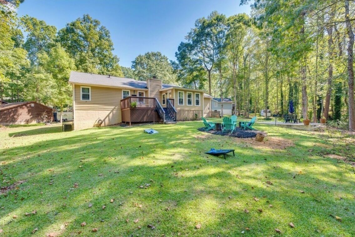 Een gelijkvloers huis met een omheinde achtertuin, een terras en een overdekt patio.