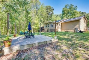 Outdoor dining - 3-bedroom house in awesome Ellenwood with cool AC breeze (Ellenwood)