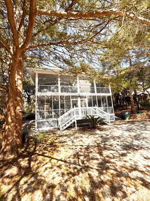 Exterior - Vitamin Sea Escape, Stylish 3 bdrm, 3 bath, walk to beach, p (North Myrtle Beach)