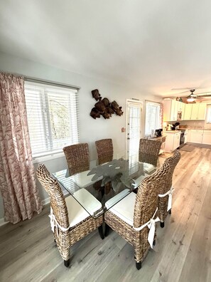 Dining - Vitamin Sea Escape, Stylish 3 bdrm, 3 bath, walk to beach, p (North Myrtle Beach)