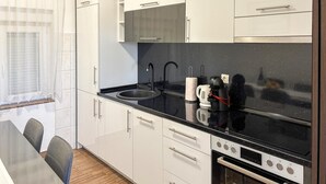 コーヒー / ティーメーカー、冷蔵庫、コンロ、食器洗い機