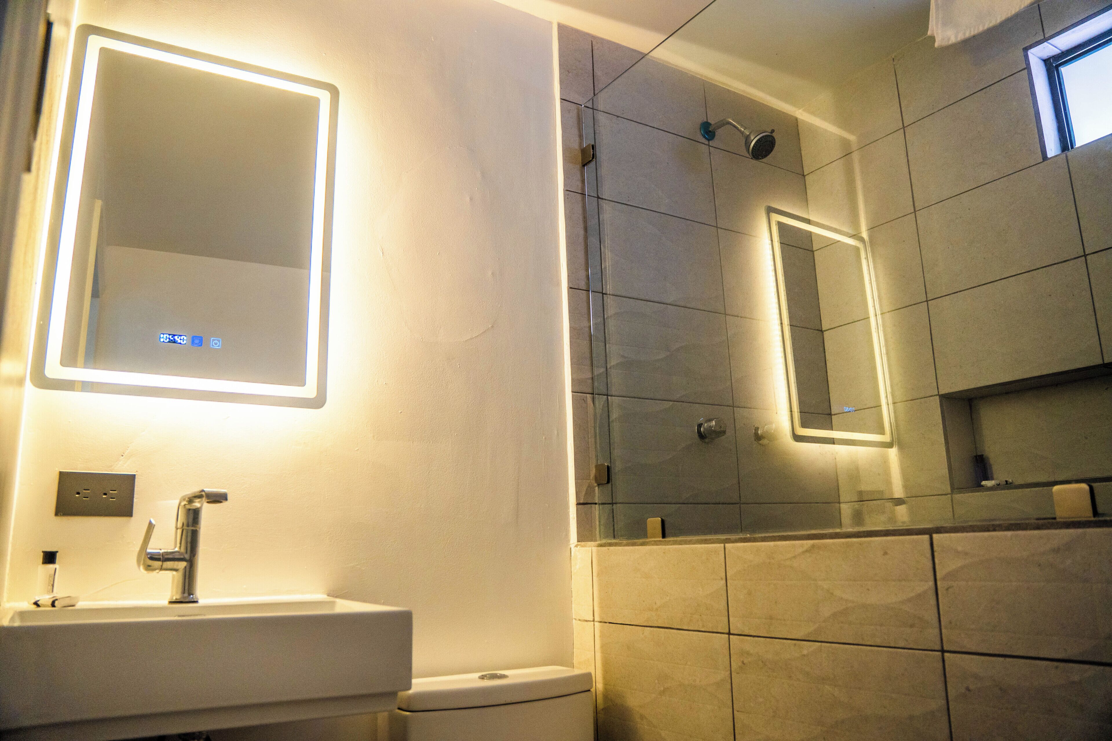 Chambre Confort double | Salle de bain | Douche, serviettes fournies, savon, shampooing