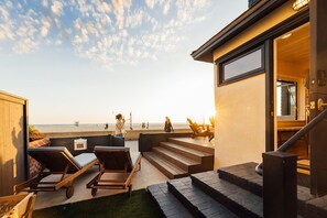 Property grounds - Oceanfront 5 Bedroom Designer-Renovated w/ Parking (Hermosa Beach)