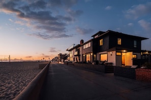 Exterior - Oceanfront 5 Bedroom Designer-Renovated w/ Parking (Hermosa Beach)
