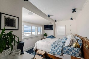 5 bedrooms, iron/ironing board, WiFi, bed sheets - Oceanfront 5 Bedroom Designer-Renovated w/ Parking (Hermosa Beach)