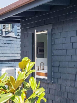 Exterior - Oceanfront 5 Bedroom Designer-Renovated w/ Parking (Hermosa Beach)