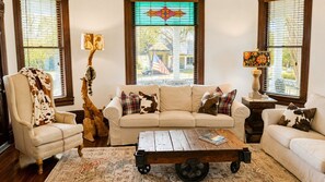 Living area - Doc Holliday Western Bungalow Walk to Downtown (Denison)