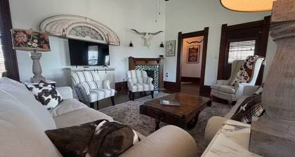 Doc's Holliday Inn, Western Vibe, Short walk Downtown.