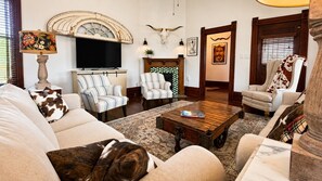 Living area - Doc Holliday Western Bungalow Walk to Downtown (Denison)