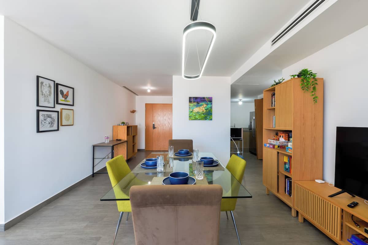 Grand-Suite, Balkon, Stadtblick | Wohnbereich | 55-Zoll-Smart-TV mit Digitalempfang, Streaming-Dienste