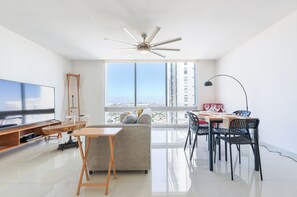 Suite Confort, vistas a la ciudad | Zona de estar