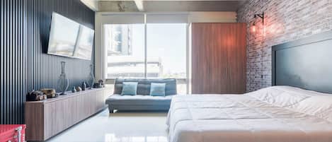 Studio, kaupunkinäköala | Kannettavalle tietokoneelle sopiva työtila, pimennysverhot