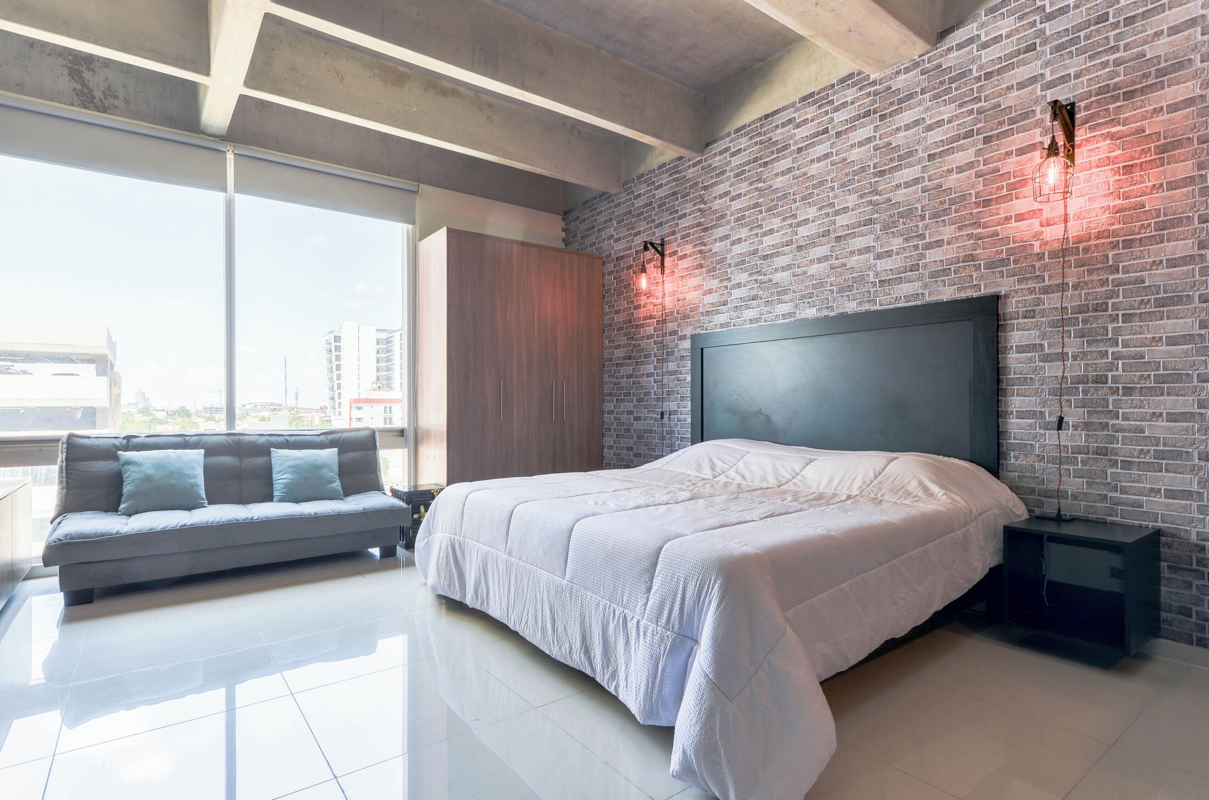 Estudio, vistas a la ciudad | Espacio para trabajar con un portátil y cortinas opacas