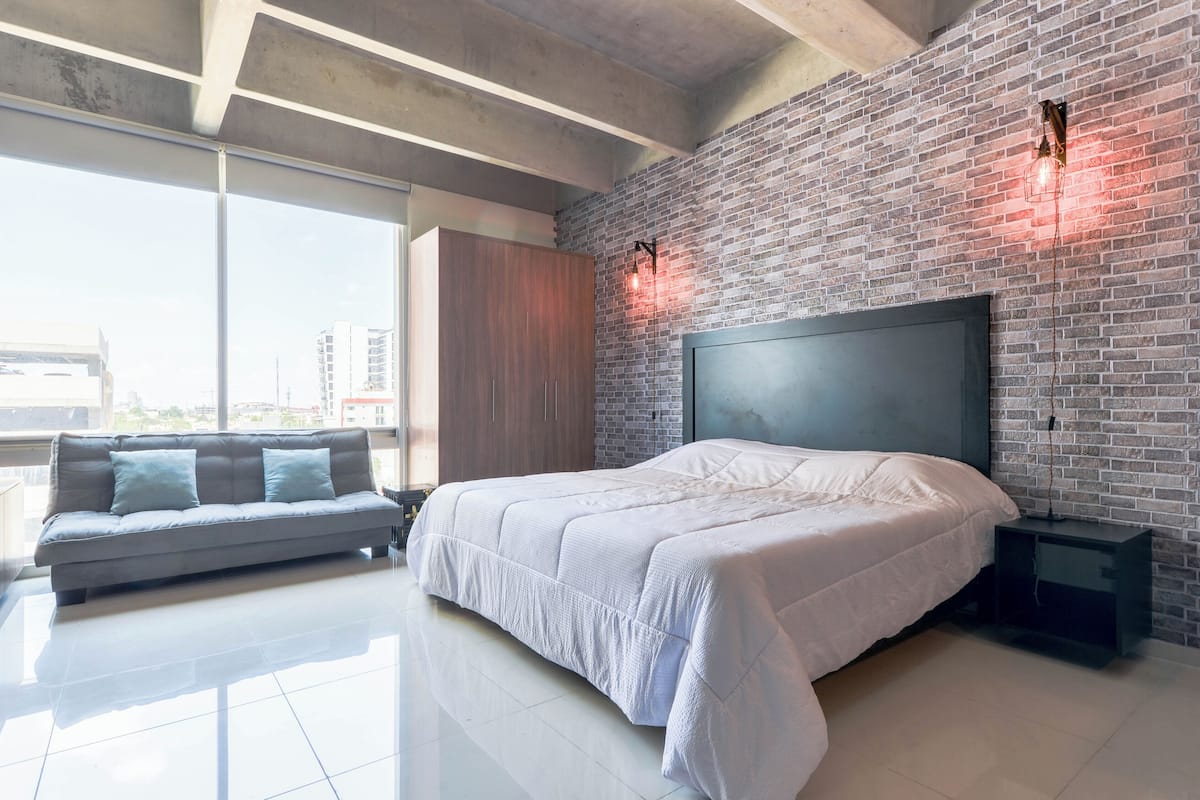 Estudio, vistas a la ciudad | Espacio para trabajar con un portátil y cortinas opacas