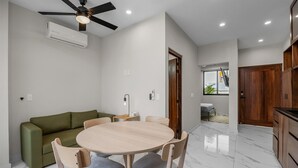 Une cuisine moderne avec un coin repas, un ventilateur de plafond et un climatiseur intégré.
