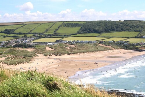 Fuchsia Cottage | Walk to Beach | Parking