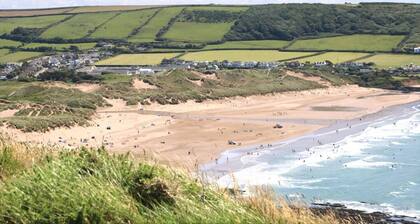 Fuchsia Cottage | Walk to Beach | Parking