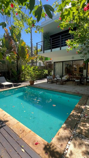 Pool - Experience Maresias to the fullest: with your feet in the sand, comfort, and exclusivity. (São Sebastião)
