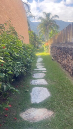 Property grounds - Experience Maresias to the fullest: with your feet in the sand, comfort, and exclusivity. (São Sebastião)