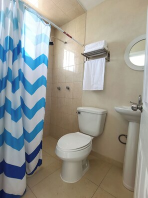 Quarto casal clássico | Banheiro | Chuveiro com efeito de chuva, toalhas de banho, sabonete, shampoo