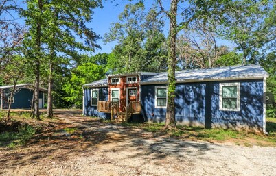 Private 12 Acre Retreat with fire pit + Sleeps 8