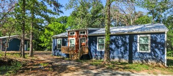 Private 12 Acre Retreat with fire pit + Sleeps 8