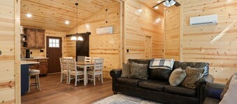 Private 12 Acre Retreat with fire pit + Sleeps 8