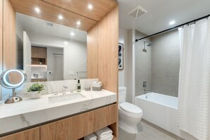 Secadora de cabello, toallas, jabón, papel de baño 
