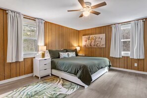 3 bedrooms, iron/ironing board, WiFi, bed sheets - Peaceful Retreat with Fenced Yard (Vancleave)
