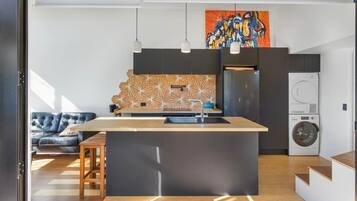 Frigorífic, microones, forn i placa de cuina