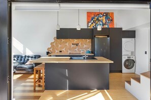 Frigorífico, microondas, horno y placa de cocina