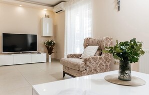 Smart TV, ping pong - Gorgeous home in Hrscevani (Hrscevani)
