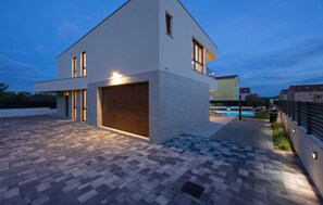 Exterior - Gorgeous home in Kastel Luksic (Kastel Luksic)