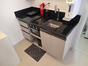 Fridge, microwave, oven, stovetop - Queen-size bed. 300m from Vila Madalena Metro station. Gym and Laundry. Self check-in (São Paulo)