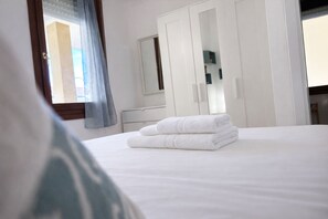 1 bedroom, iron/ironing board, free WiFi, bed sheets - PALAU PORTO , BEACH & PARKING (Palau)