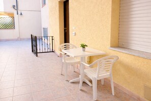 Outdoor dining - PALAU PORTO , BEACH & PARKING (Palau)