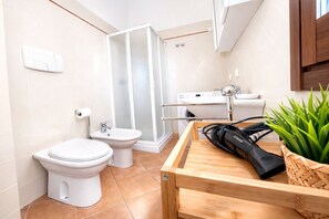 Shower, hair dryer, bidet, towels - PALAU PORTO , BEACH & PARKING (Palau)