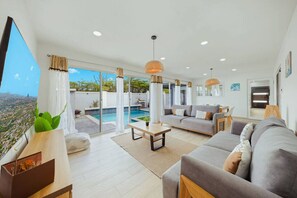Smart TV - LUX Villa • Private Pool • Patio Lounge by Bocobay (Noord)