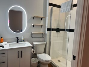 Dusche, Haartrockner, Handtücher, Shampoo
