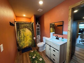 Shower, towels, soap, toilet paper - Cozy cabin in gorgeous Caulfield perfect for a relaxing getaway (Caulfield)