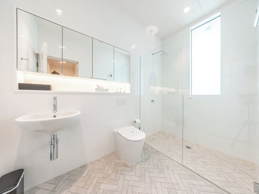 Apartamento superior, no fumadores | Baño | Ducha, secador de pelo, toallas y jabón