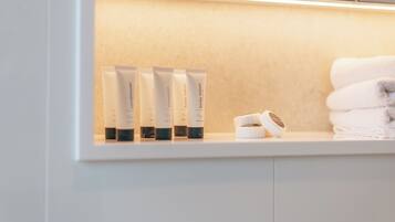 Une étagère avec des produits de soins pour la peau et un rouleau de ruban adhésif.