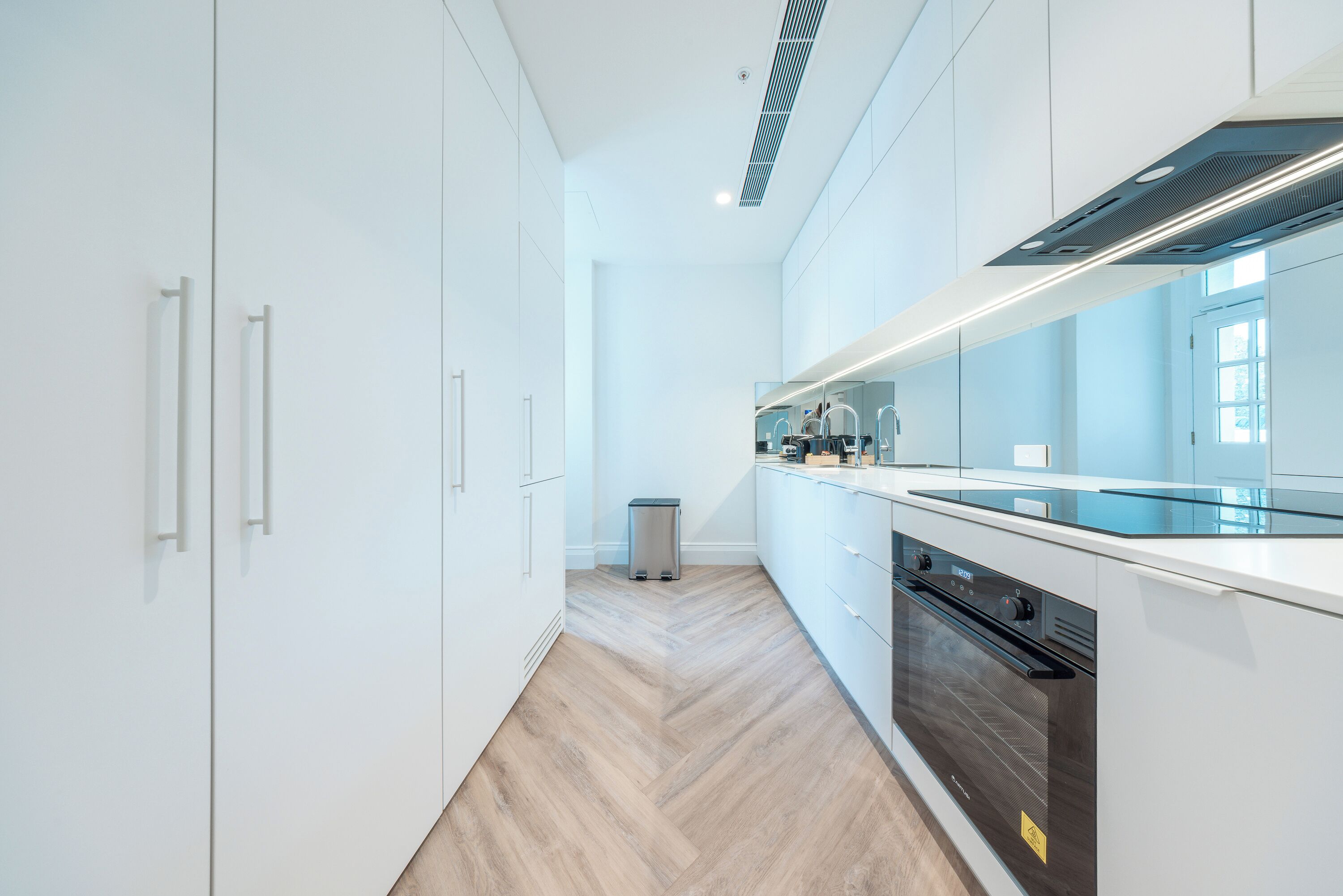 大型冷蔵庫、オーブン、コンロ、食器洗い機