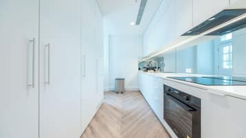 Full-sized fridge, oven, stovetop, dishwasher