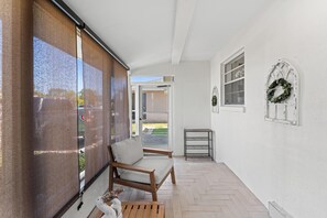 Interior - Greek-style beach oasis. Close drive to the beach and Mercato (Naples)