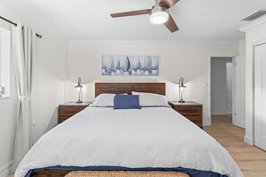 3 bedrooms, in-room safe, iron/ironing board, free WiFi - Greek-style beach oasis. Close drive to the beach and Mercato (Naples)