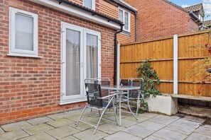 Outdoor dining - Modern Beckton Home • Parking • Close to DLR, Excel Centre and City Airport (London)
