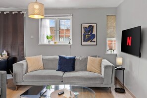 Unclassified image, 3 of 7, button - Modern Beckton Home • Parking • Close to DLR, Excel Centre and City Airport (London)